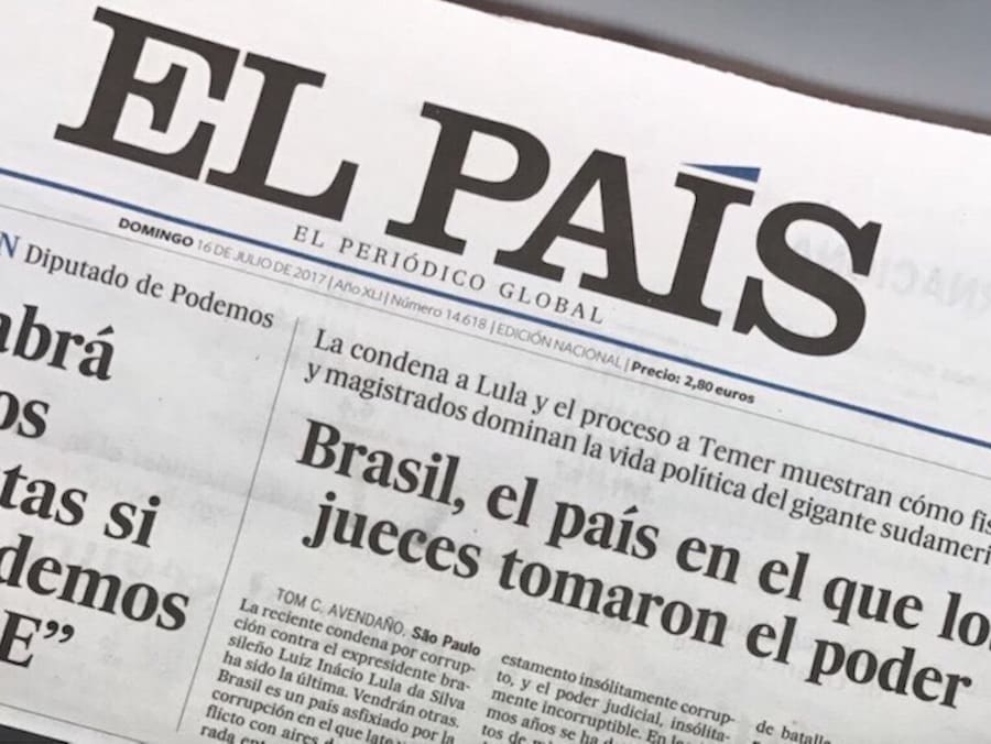 Recoger un periódico en español