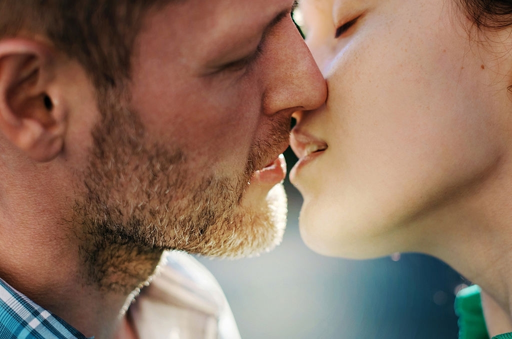 Cosas importantes que debes saber sobre cómo besar románticamente a tu novio
