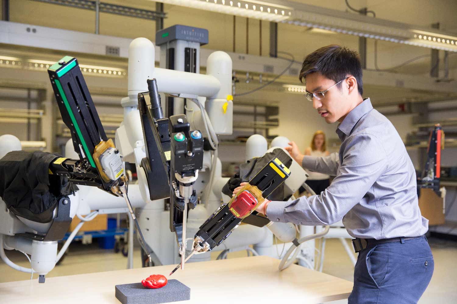 Нанотехнологии работа. Нанотехнологии в робототехнике. Робототехник профессия. Разработка роботов. Роботы в машиностроении.