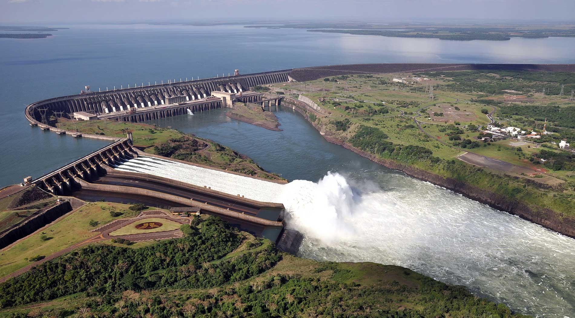 Le barrage hydroélectrique d'Itaipu sur le fleuve Parana