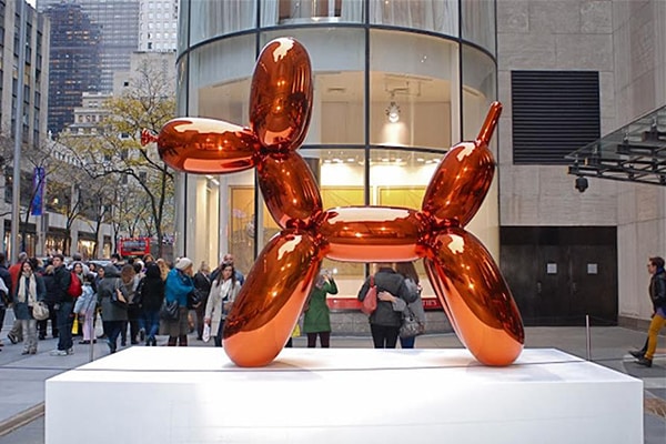 Balloon Dog (Orange) par l'artiste Jeff Koons.