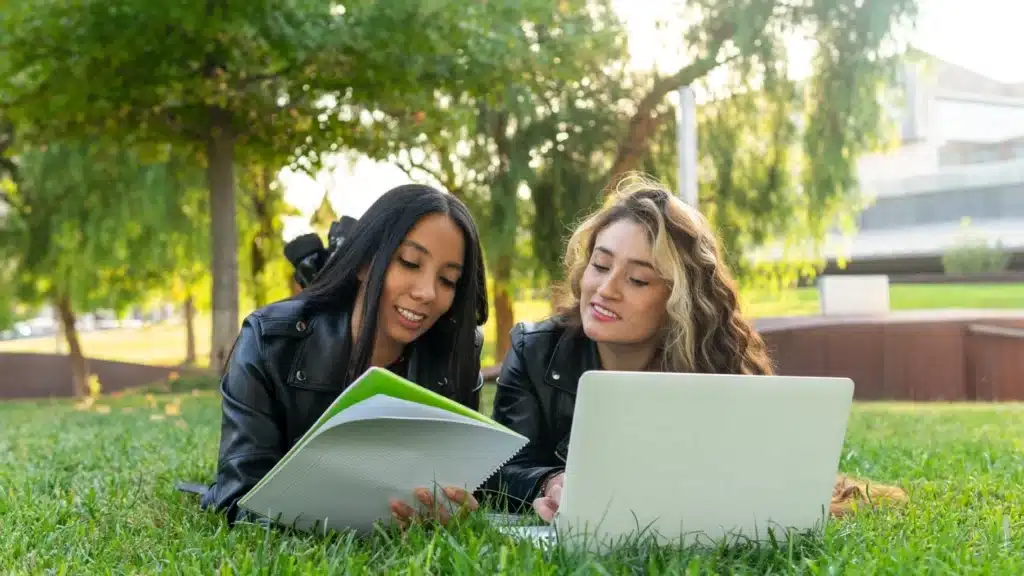 Full List of Scholarships for Hispanic Students in the US 2024/2025